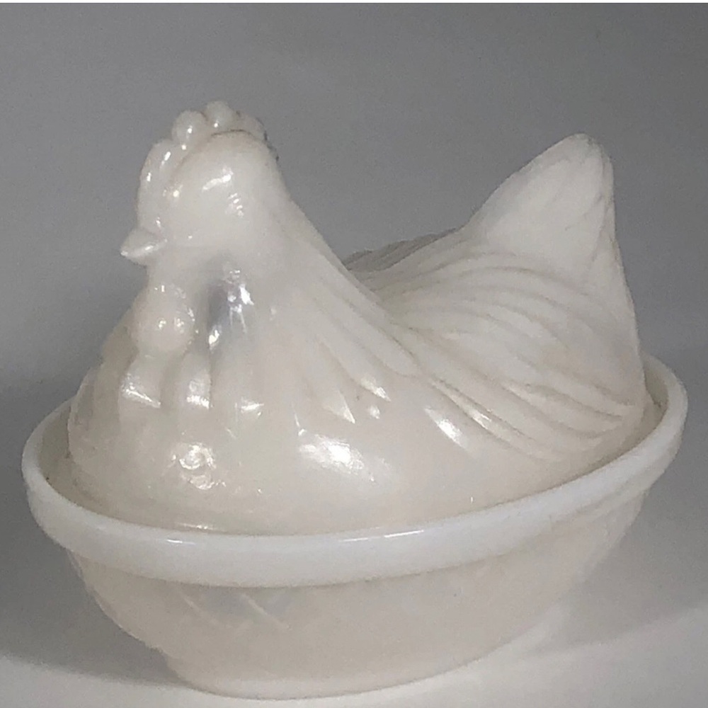 Vtg Hazel Atlas Platonite “Milk Glass” Hen on Nest Dish, Opalescence 1930s-1950s